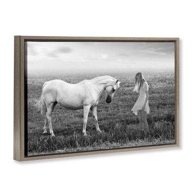 Cadre flottant avec son cheval blanc, design par Ata Alishahi