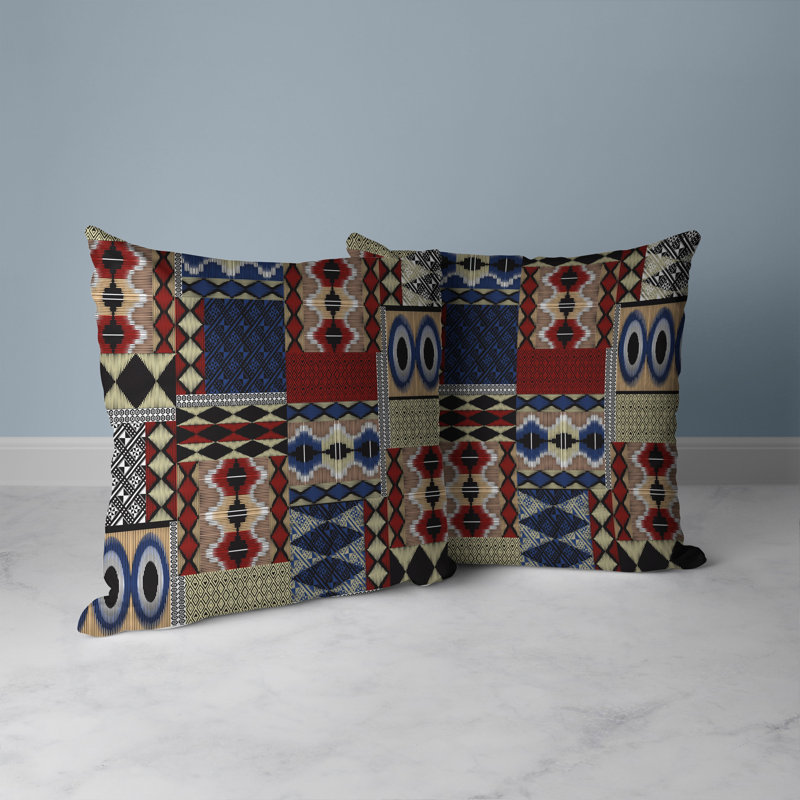 Coussin décoratif intérieur / extérieur Patched Perfection Patchwork, H 20 po x l 20 po, Bleu / rouge / patchwork d'amande