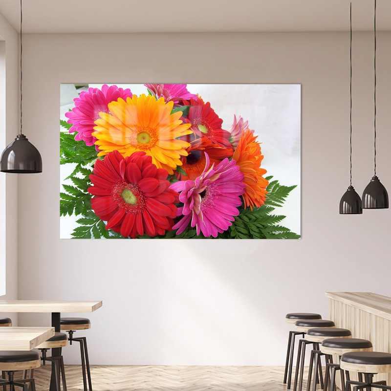 Fleur de gerbera colorée imprimée sur verre comme art mural vibrant idéal pour la décoration moderne et un cadeau personnalisé parfait pour un bébé