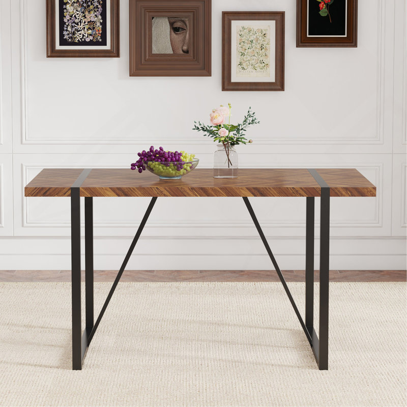 Une table de salle à manger rectangulaire rétro minimaliste avec un dessus spécialement texturé et des pieds en métal noir. Plateau de table contemporain en bois aggloméré minimaliste