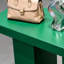 Table de présentation verte dans le magasin de vêtements-1612149913