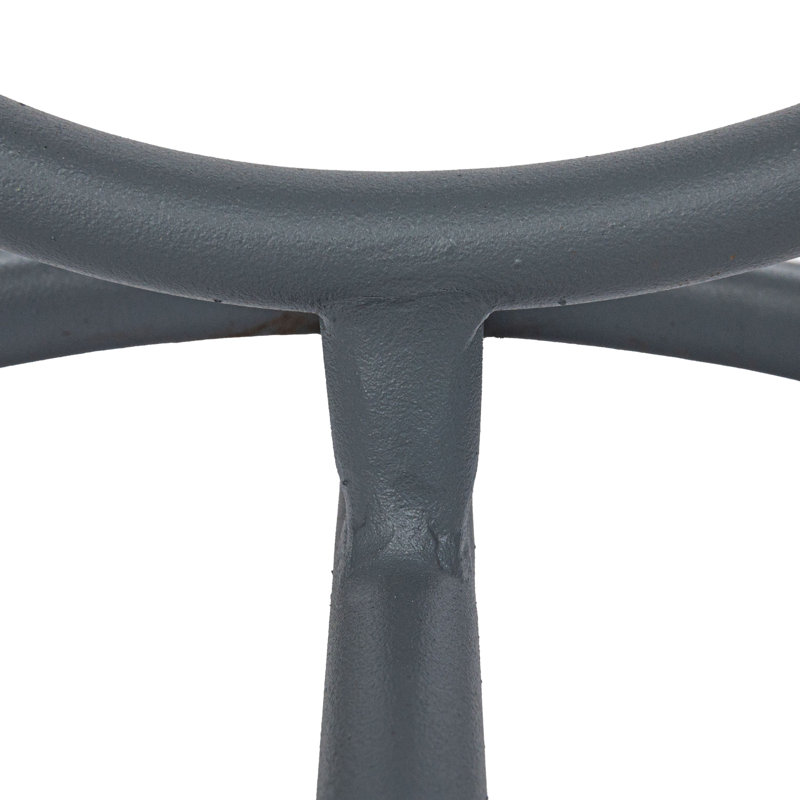 Jardinières en métal suspendues sur des supports