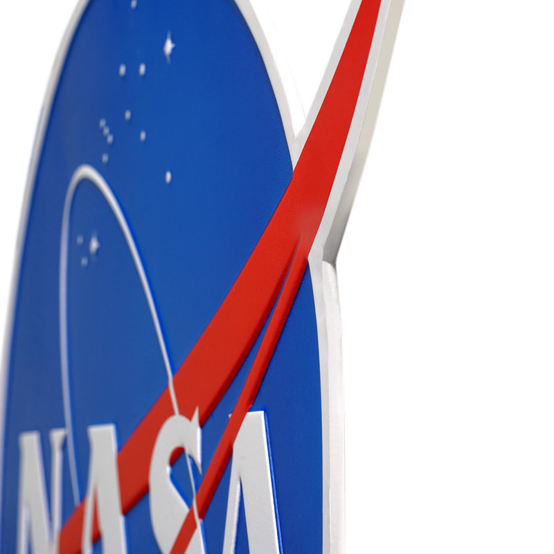 Enseigne murale en métal embossée à motif logo de la NASA - 19 po x 14,5 po