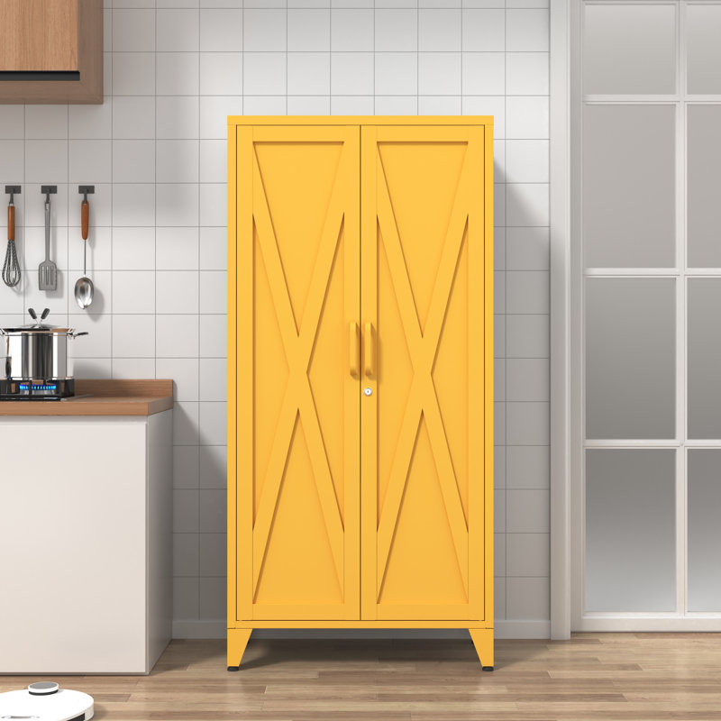 Armoire de cuisine/garde-manger jaune de style ferme, 155 cm de haut, en métal, avec serrure, 2 portes métalliques en forme de X et 3 tablettes réglables. Mobilier sur pied pour la maison, la chambre, le garage ou le bureau.