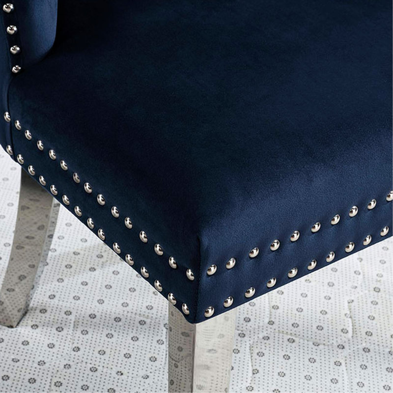 2 chaises à oreilles bleues avec dossier à boutons, pieds et garniture de hanches