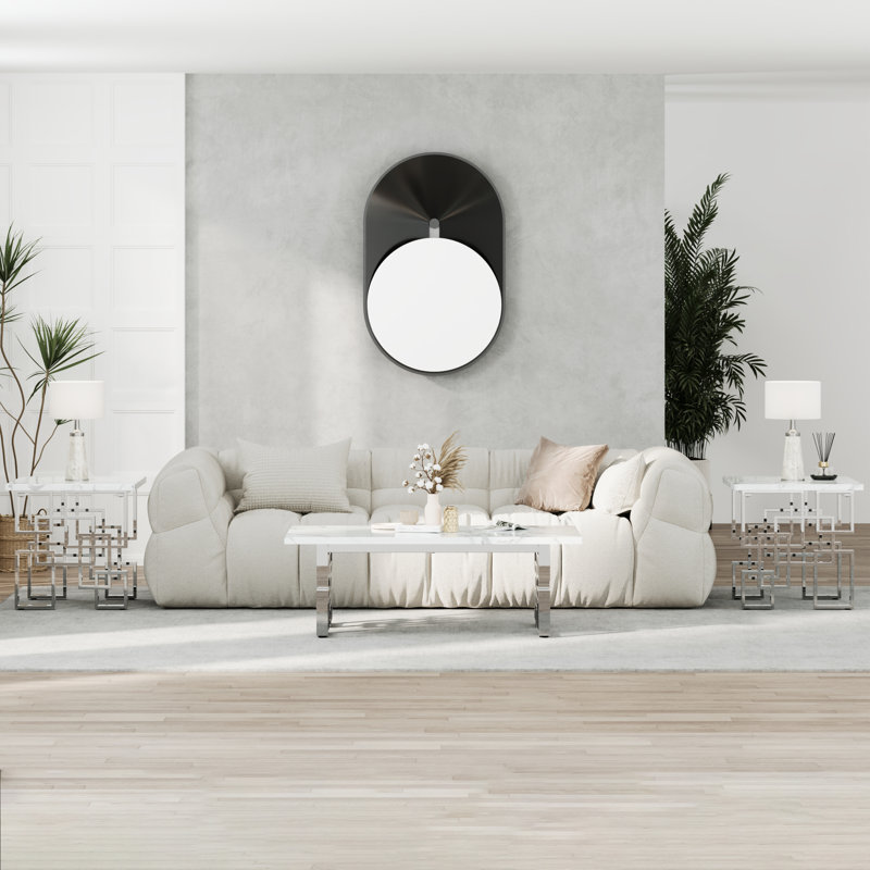 Table de bout blanche en faux marbre et argent avec base géométrique en métal chromé miroir