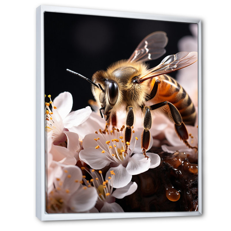 Cresie Bee Portrait Vibrant - Imprimé, H 32 po x l 24 po x P 1 po, Cadre flottant blanc
