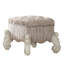 Et tabouret de chambre blanc et os avec garniture cloutée décorative élégante