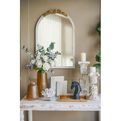 Miroir mural orné de style champêtre français avec écusson floral doré et cadre blanc vieilli pour le décor de la chambre à coucher
