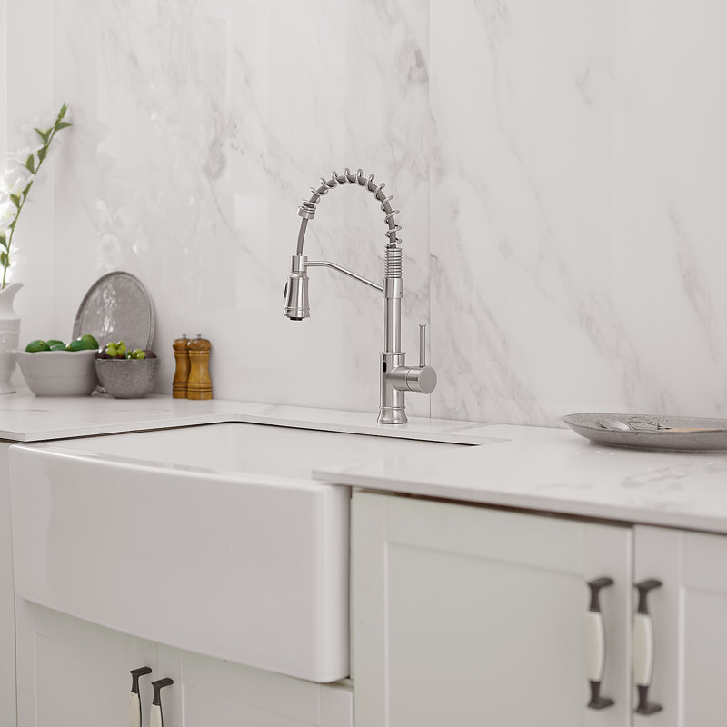 Robinet de cuisine rétractable à poignée simple avec accessoires