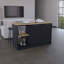 Îlot de cuisine avec grand comptoir, tablettes de rangement ouvertes et armoire à deux portes-662450125