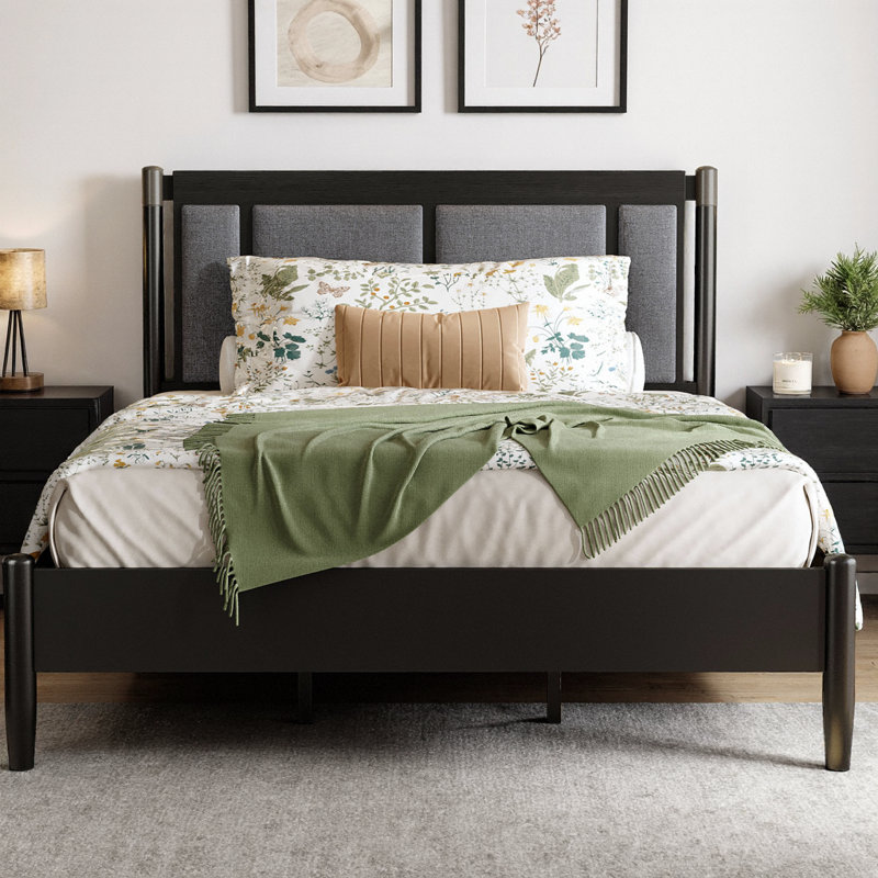 Grand lit plateforme en bois massif avec tête de lit tapissier et poignées en métal, support robuste de 500 lb sans sommier, meubles de chambre de ferme moderne avec espace de rangement
