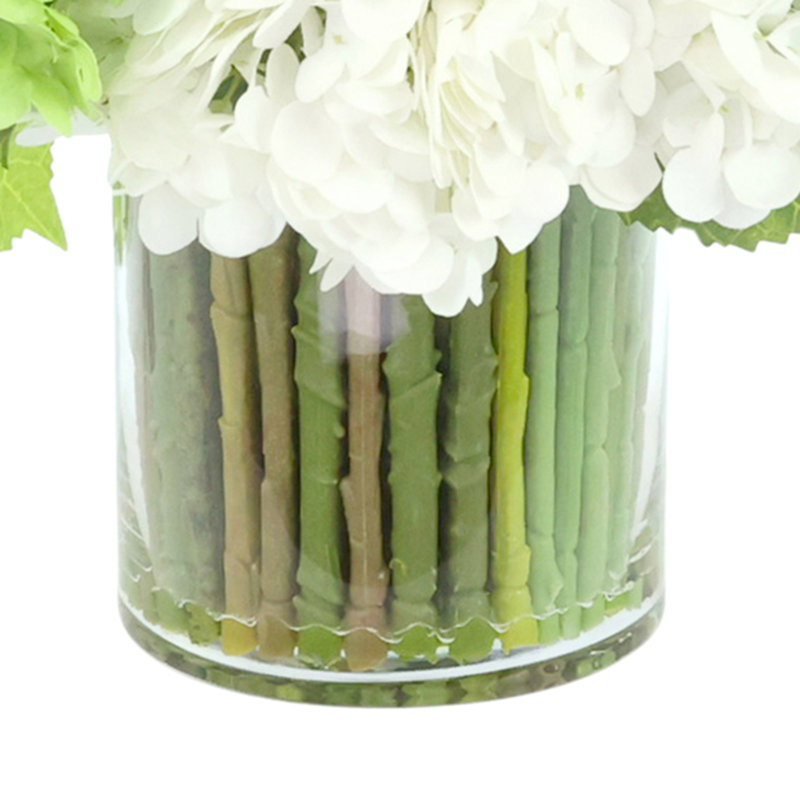Centre de table d'hortensias dans un vase en verre