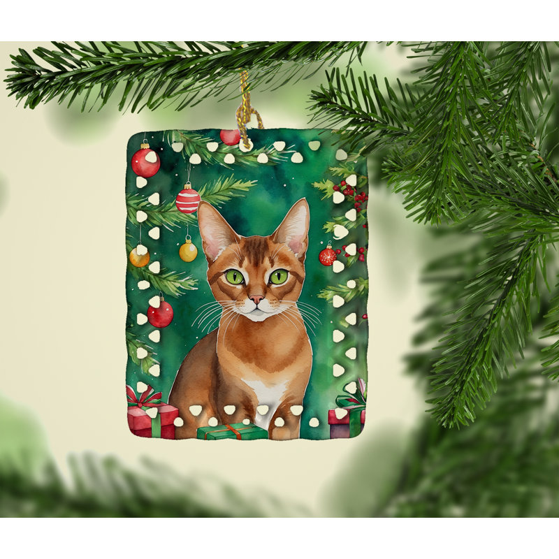 Ornement en porcelaine abyssin près du sapin de Noël, Chat abyssin