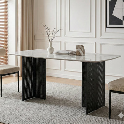Table de salle à manger rectangulaire en verre trempé de style moderne pour 6 personnes, avec un motif en marbre avec des pieds en métal évidé noirs, une table de salle à manger idéale pour les salons et les bureaux à domicile.