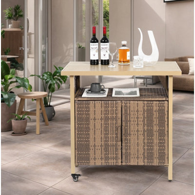 Chariot-bar d'extérieur en osier, chariot de service de vin de terrasse avec roulettes, table de comptoir de bar en rotin avec plateau en verre pour le porche, la cour, le jardin et la piscine