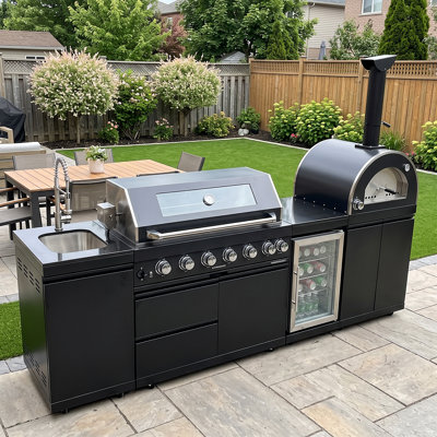 Îlot de cuisine extérieure modulaire de 109 pouces avec barbecue à gaz 6 brûleurs de 85 000 BTU, four à pizza de 35 000 BTU, comptoir en granit noir, évier, réfrigérateur extérieur et ensemble de rôtisserie.