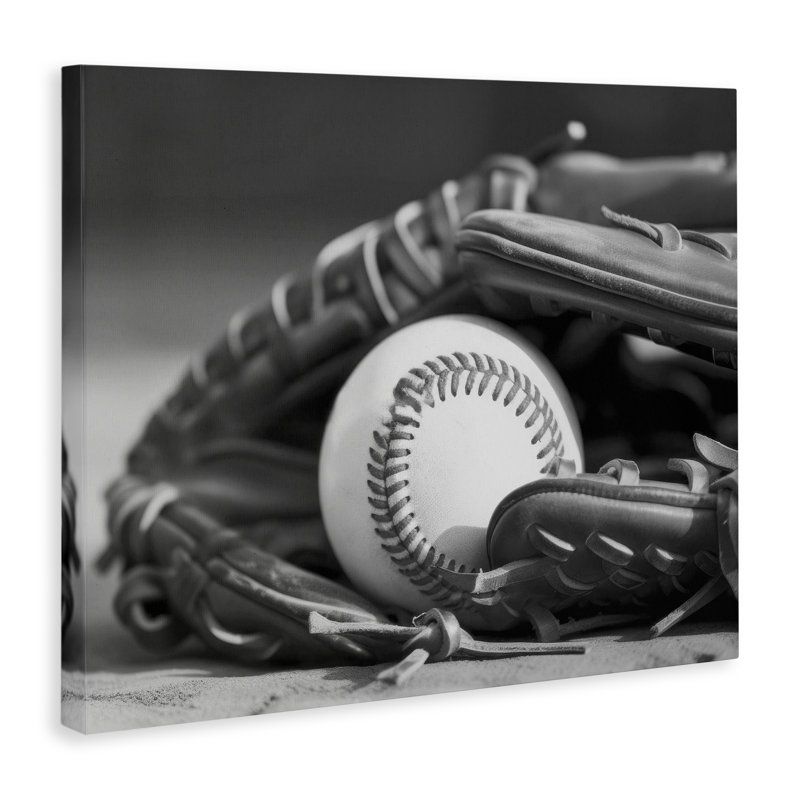 «Baseball Mitt & Ball» par Daphne Polselli, H 16 po x l 20 po