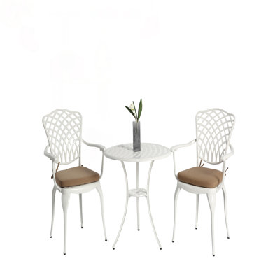 Ensemble bistro 3 pièces avec table en fonte d'aluminium, chaises et trou pour parasol pour une utilisation extérieure toutes saisons, blanc avec coussins