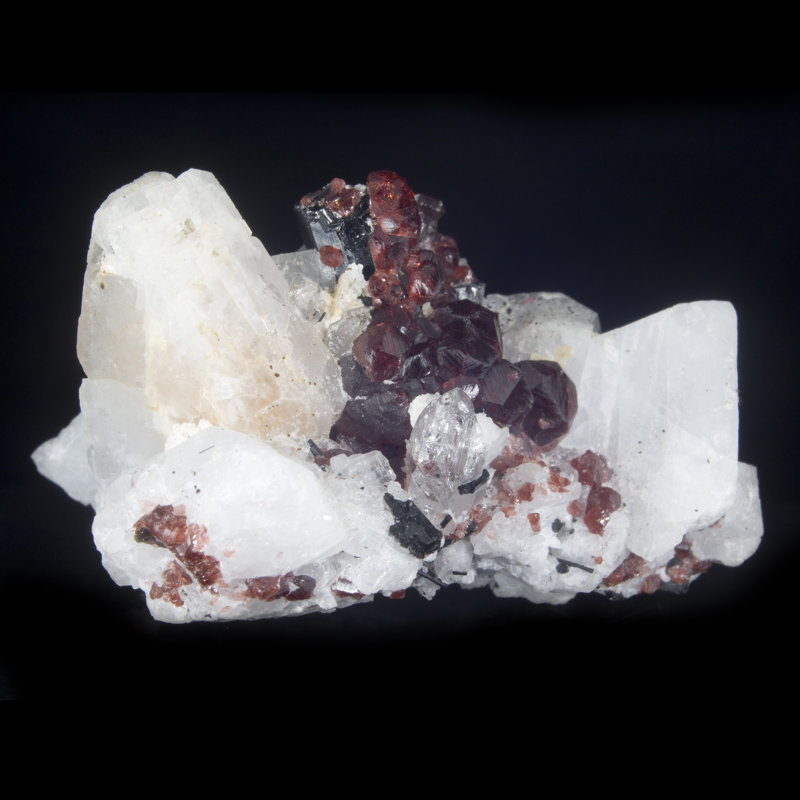 Spessertine, tourmaline noire et quartz sur albite - Shigar, Pakistan