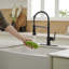 Robinet de cuisine rétractable à poignée simple avec accessoires