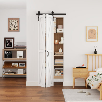 Porte de grange pliante blanche en forme de K, 81 cm x 213 cm, en bois massif fabriqué, avec quincaillerie incluse et panneaux de porte préassemblés (idéale pour un placard, un garde-manger, une buanderie, une salle de bain, etc.).
