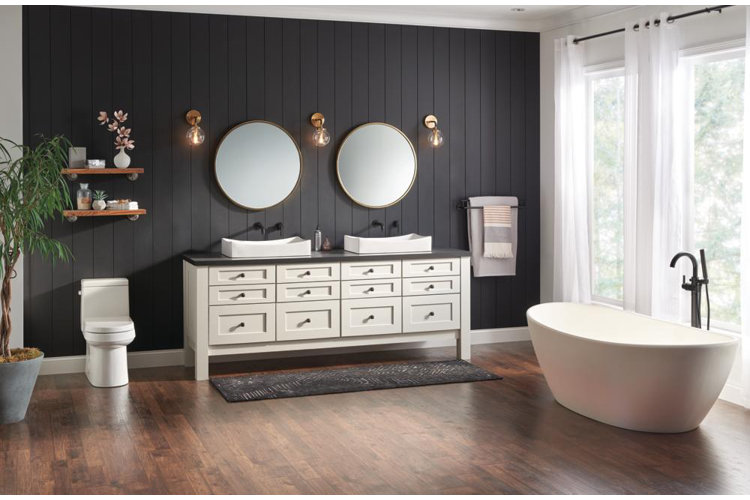 traditional bathroom design with soaking tub