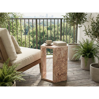 Table d'appoint en marbre rose naturel, nuances terreuses et forme hexagonale, idéale pour les petits espaces, veinage veiné, petites salles de bain