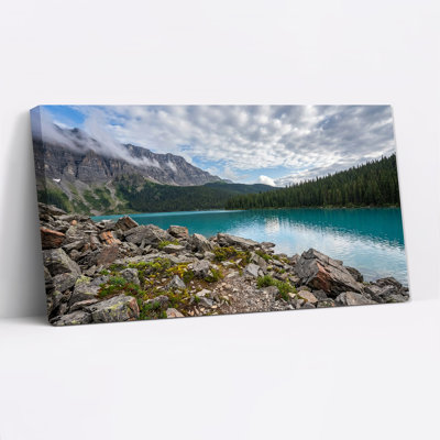 «Mountain Lake» avec eau turquoise et rivage rocheux, art mural