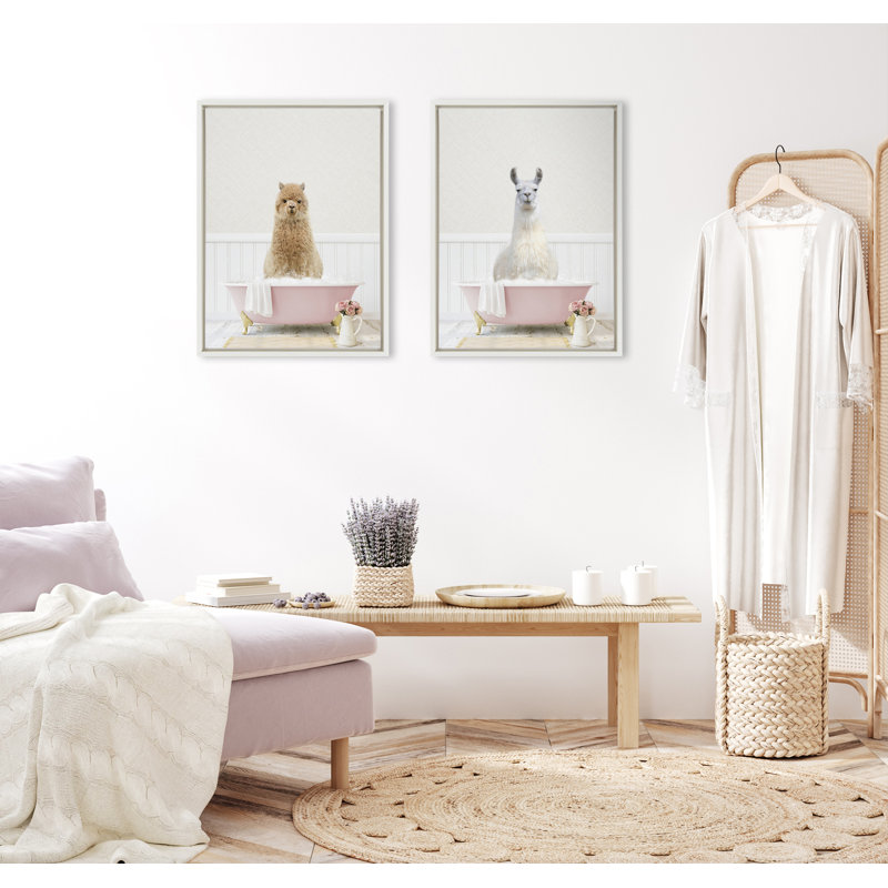 «Llama in Cottage Rose Bath» par Amy Peterson, reproduction d'art sur toile encadrée, Cadre blanc