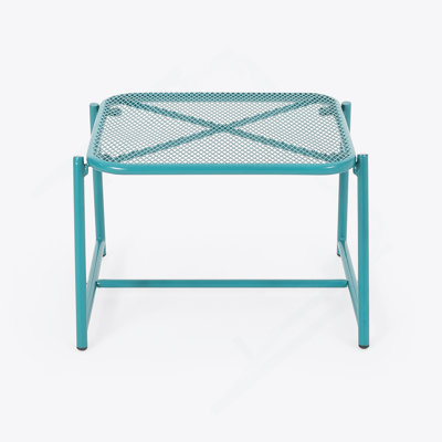 Table d'appoint extérieure durable avec plateau en filet, conception résistante aux intempéries et moderne pour le confort de la cour