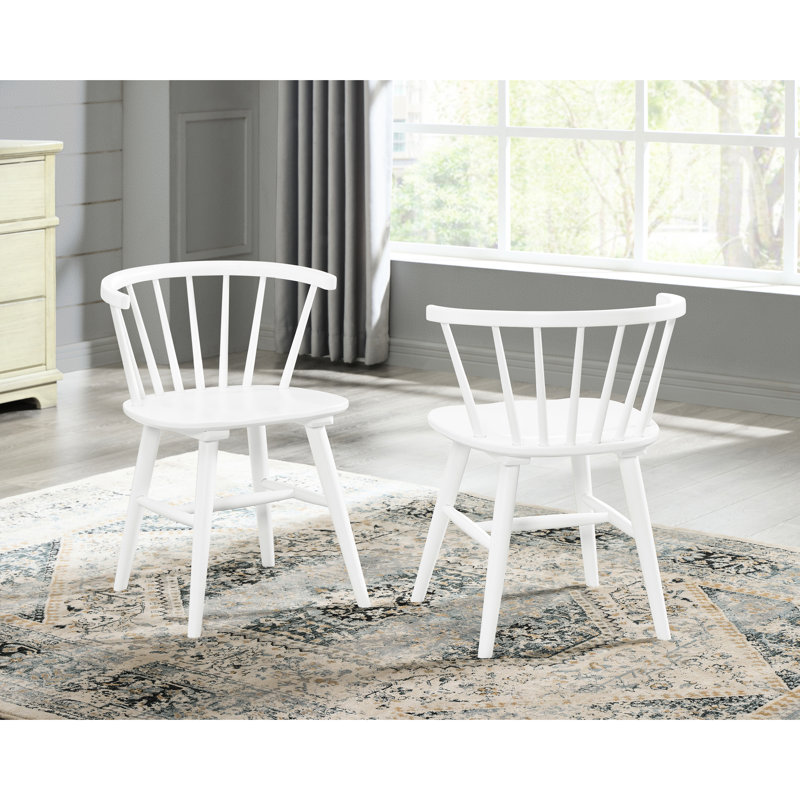 Lot de 2 chaises blanches à dossier à fuseaux en bois - Un élément essentiel et élégant pour une salle à manger moderne.