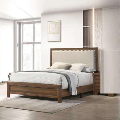 Grand lit de style contemporain avec finition cerisier brun et tête de lit tapissier incrustée d'éléments en bois charmants