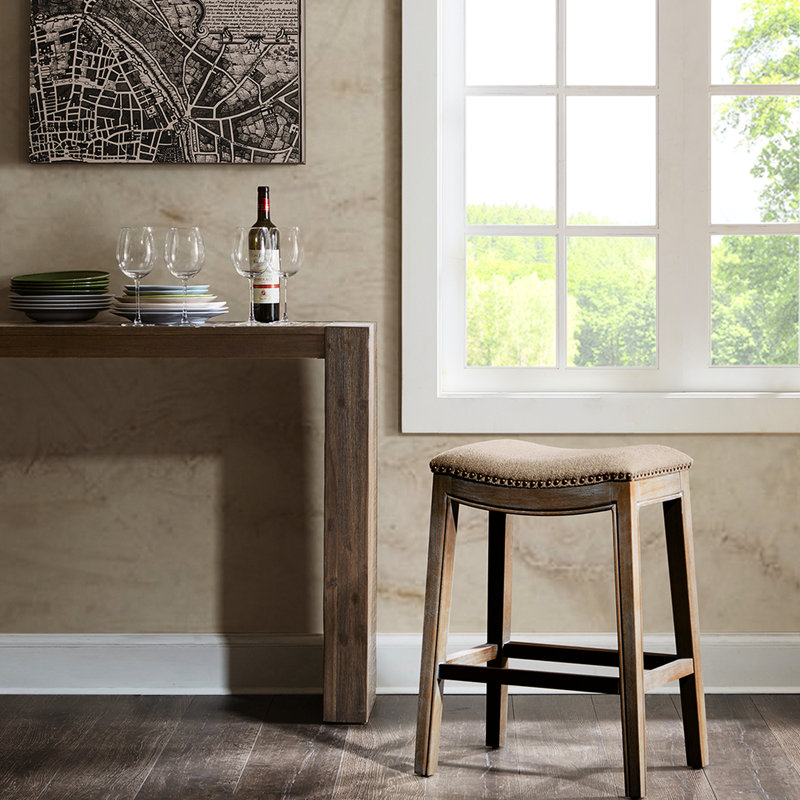 Tabouret de comptoir intriguant avec siège en bouleau et garniture cloutée en cuivre