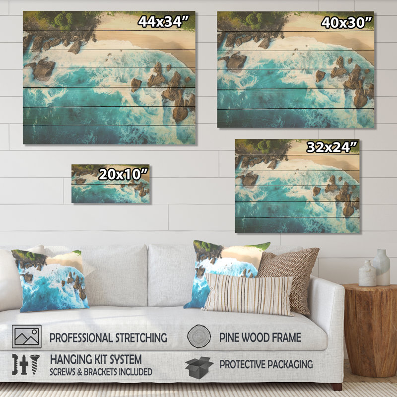 Vue aérienne de la plage rocheuse II - plage et océan sur bois, H 30 po x l 40 po x P 0,78 po