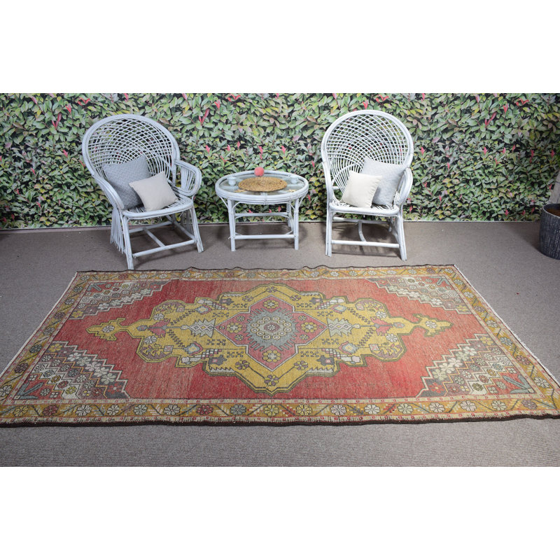 Tapis turc rétro tissé à la main en rouge vif et à motif géométrique pour un décor bohémien