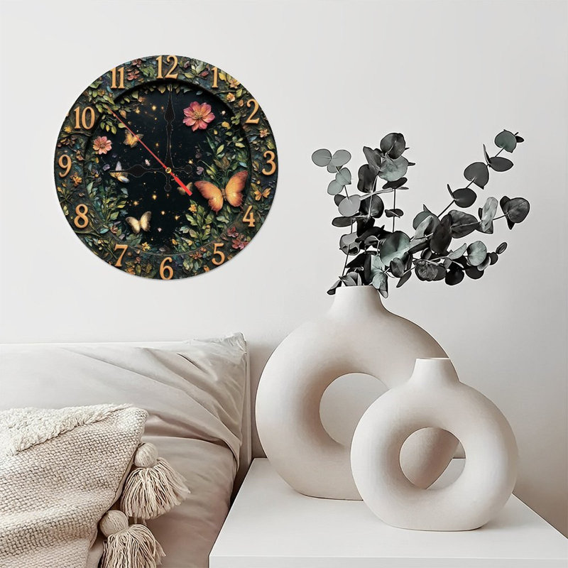 Horloge enchantée avec papillons et fleurs