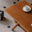 Table basse en bois au design rétro minimaliste