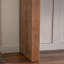 Console en bois massif de style rétro pour le salon, la table longue, le couloir d'entrée, le matériau, la surface imperméable, la configuration sans effort, l'utilisation polyvalente dans plusieurs espaces domestiques et le bois, simple