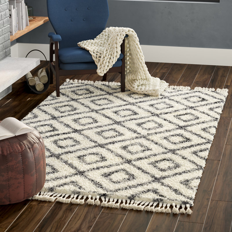 Tapis à motif géométrique ivoire / gris Mitzy, Rectangle 4 pi 1 po x 6 pi 1 po