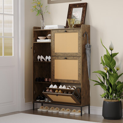 Armoire à chaussures contemporaine en rotin pour le hall d'entrée - 3 tiroirs de style tournant, organisateur de chaussures autoportant étroit, tablettes réglables, conception peu encombrante - armoire à trois tiroirs de couleur grenade