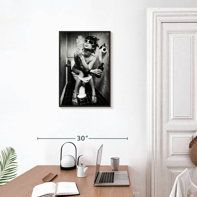 Femme dans la toilette, Cadre flottant noir, 17 po x 25 po