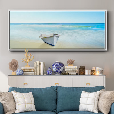 Bateau sur une plage IV - toile encadrée