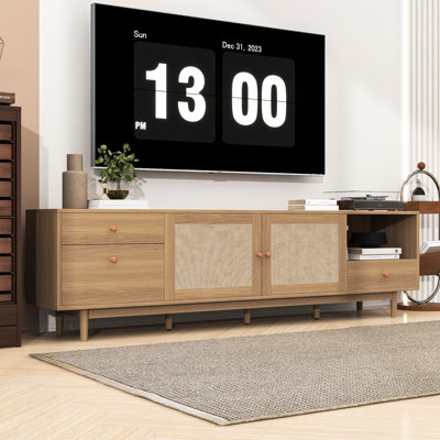 Meuble télé moderne avec portes en rotin, armoires, tablettes ouvertes et tiroirs