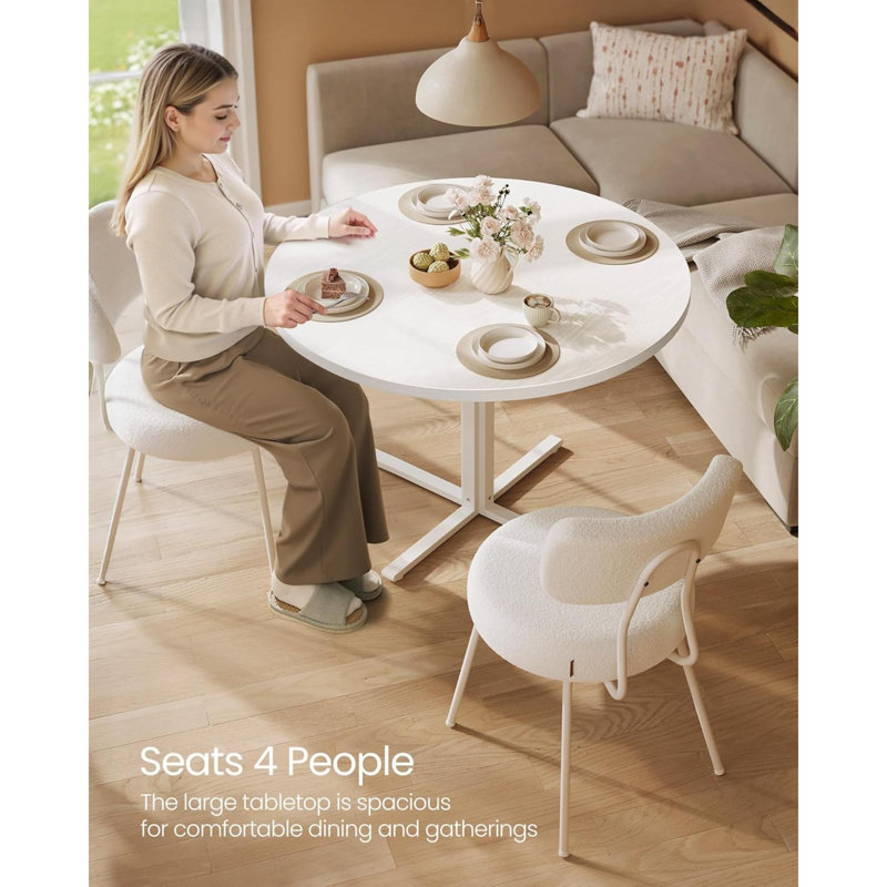 Table de salle à manger pour 4 personnes dans la salle à manger