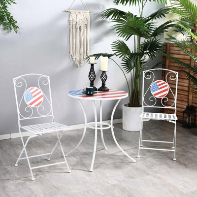 Bistro patriotique avec chaises pliantes en métal et table à drapeau pour mosaïque de patio 3 pièces près de la piscine