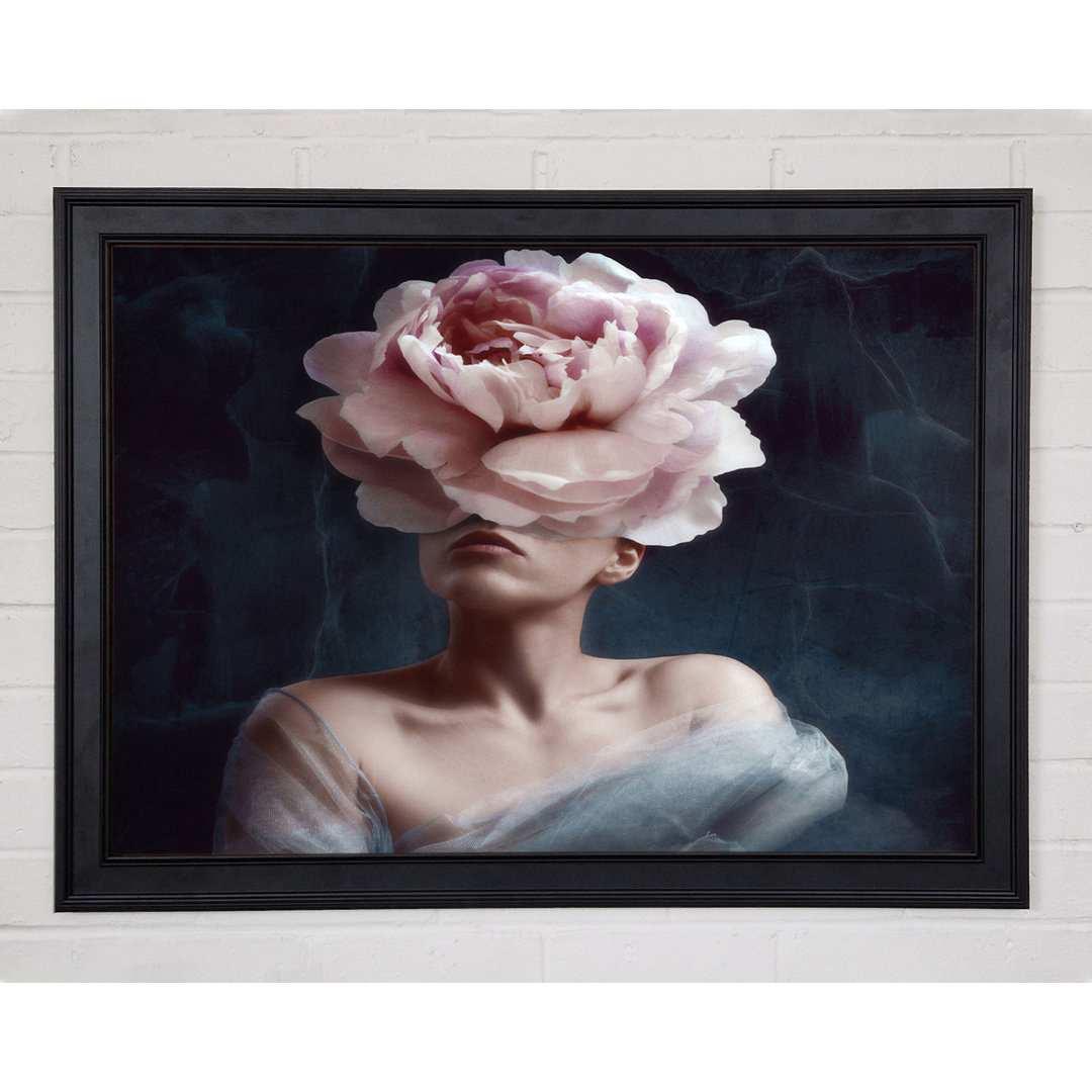 The Pink Flower Head Gerahmter Druck