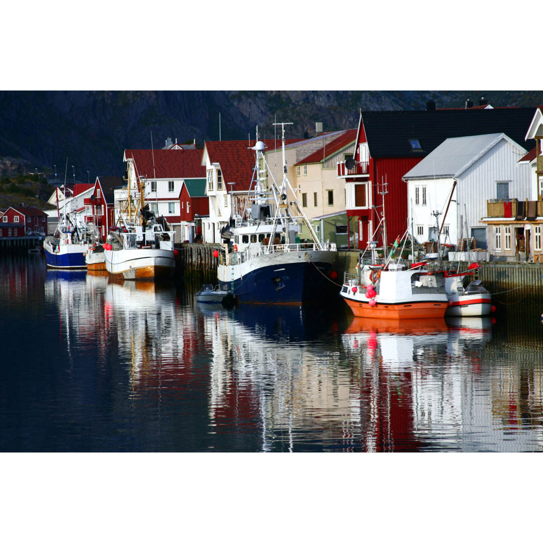 Boote, die sich im Wasser spiegeln - Fotografie ohne Rahmen auf Leinwand