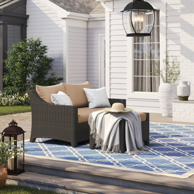 Causeuse d'extérieur en osier de 55 po de large avec housses de coussin Sunbrella Fionnula