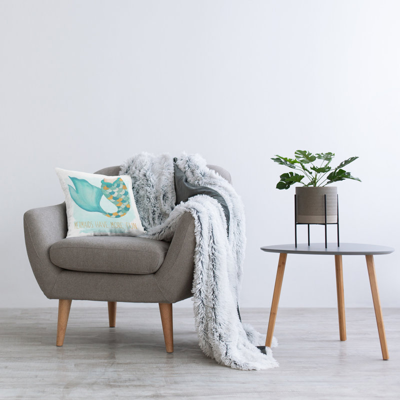 Mermaids Have Fun, coussin décoratif imprimé par Elizabeth Medley